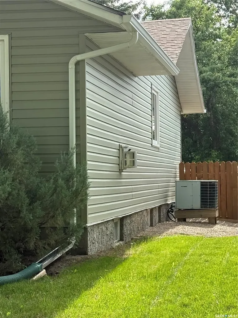 615 Windsor Street Weyburn SK S4H 0X1