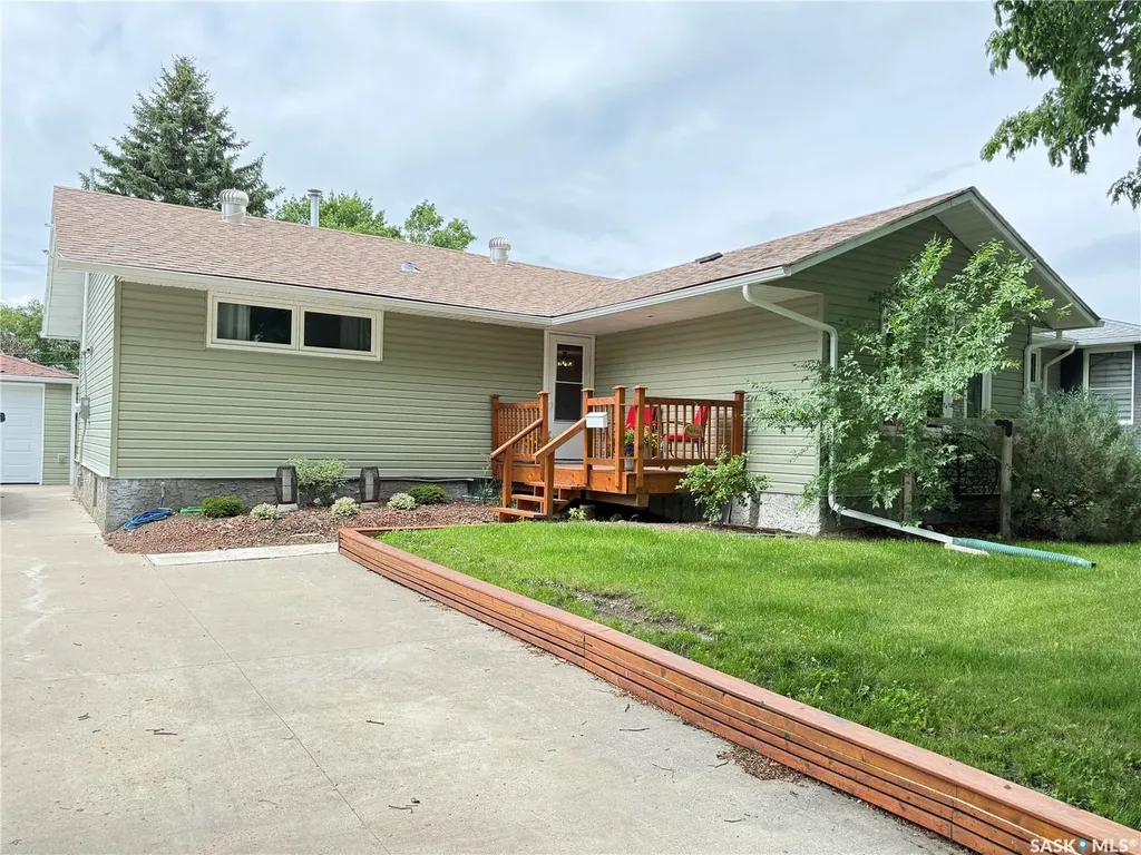 615 Windsor Street Weyburn SK S4H 0X1