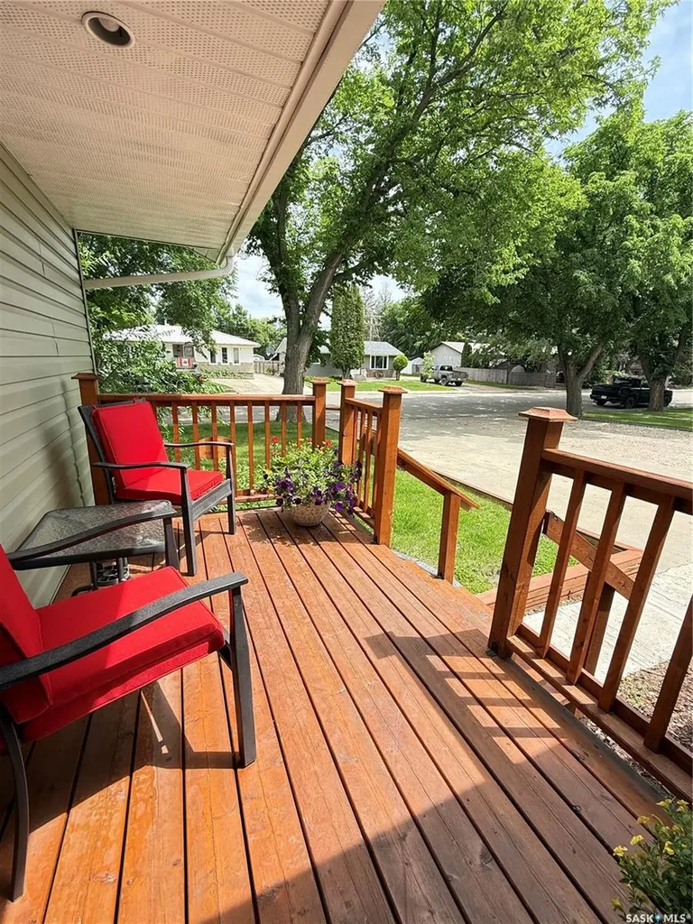 615 Windsor Street Weyburn SK S4H 0X1
