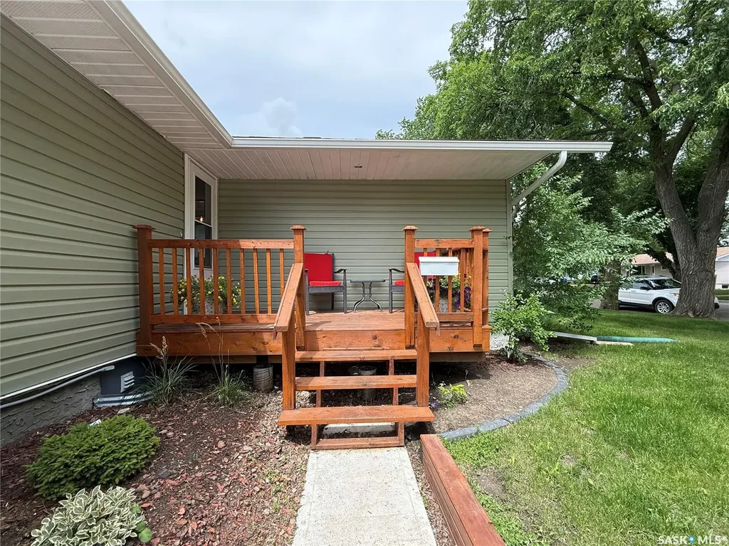 615 Windsor Street Weyburn SK S4H 0X1