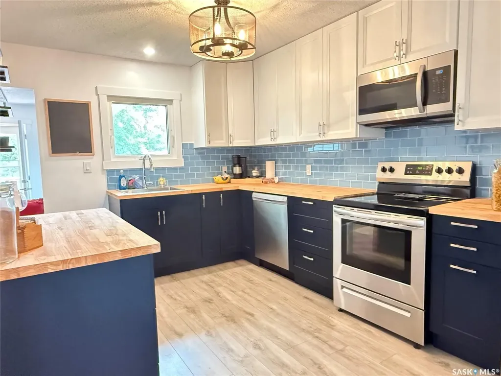 615 Windsor Street Weyburn SK S4H 0X1