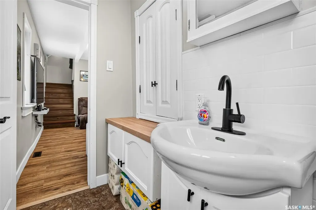 1002 Stadacona Street W Moose Jaw SK S6H 0K9