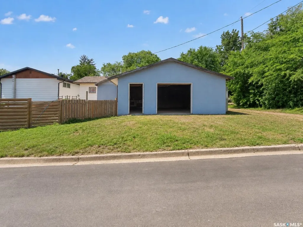 1002 Stadacona Street W Moose Jaw SK S6H 0K9