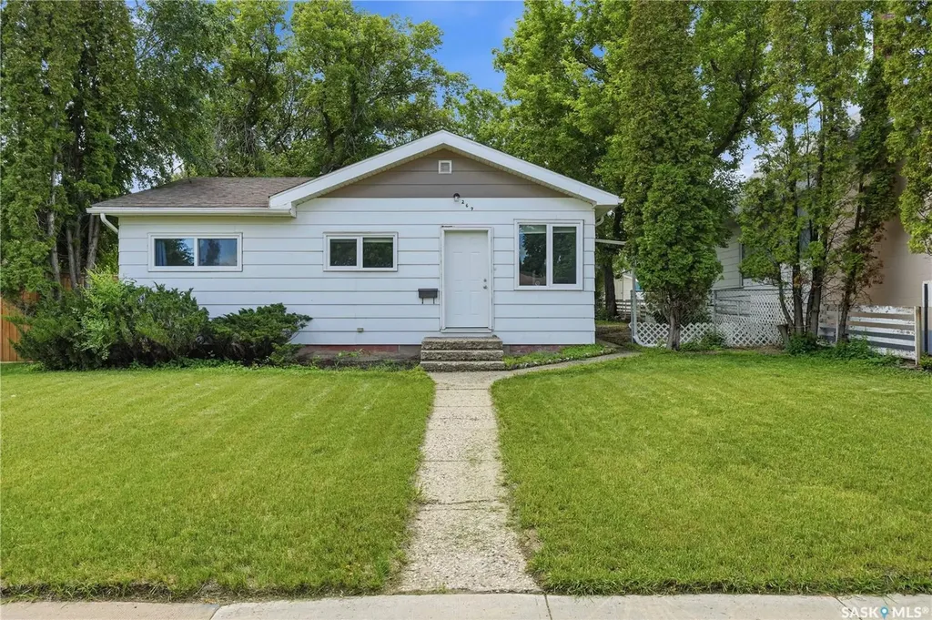 269 Iroquois Street W Moose Jaw SK S6H 5A8