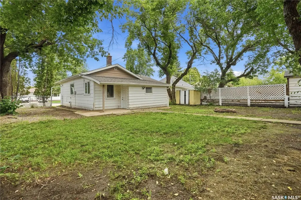 269 Iroquois Street W Moose Jaw SK S6H 5A8