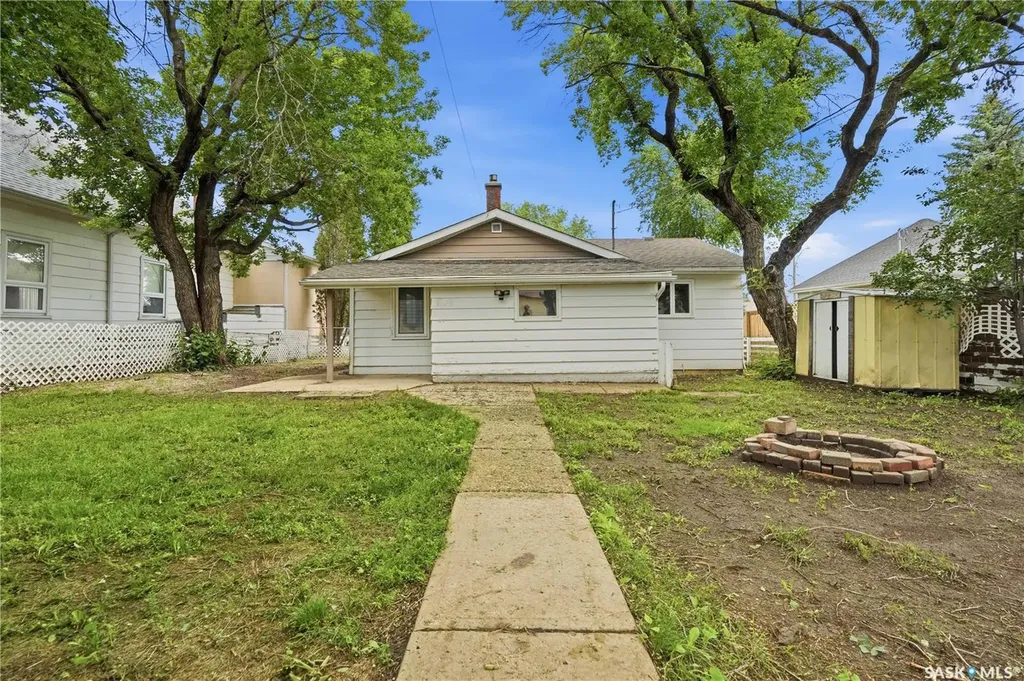 269 Iroquois Street W Moose Jaw SK S6H 5A8