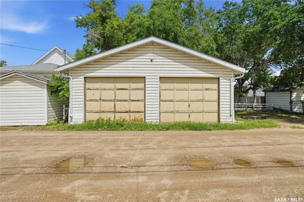269 Iroquois Street W Moose Jaw SK S6H 5A8