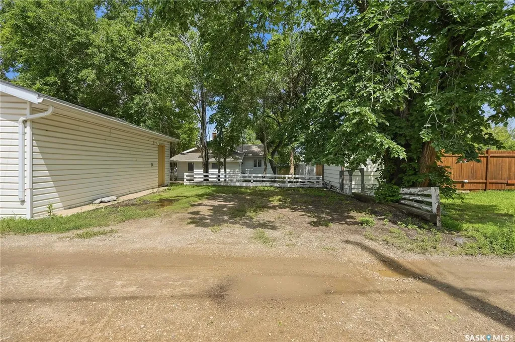 269 Iroquois Street W Moose Jaw SK S6H 5A8