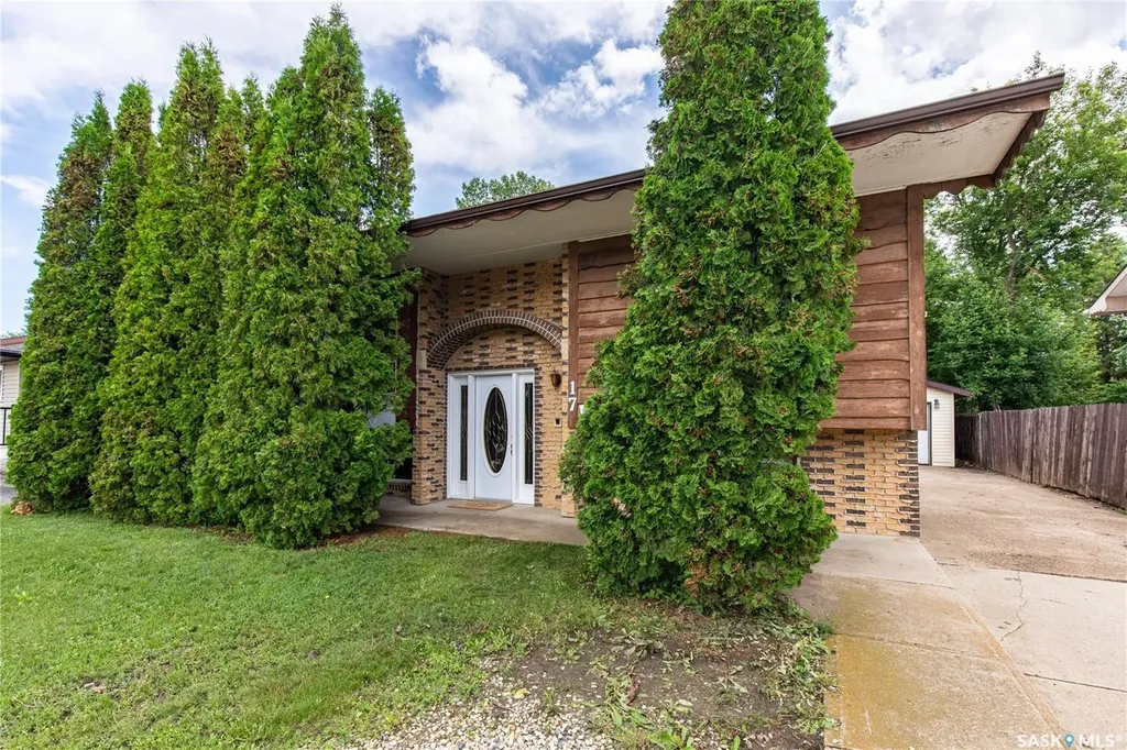 17 Blue Sage Drive Moose Jaw SK S6J 1A5