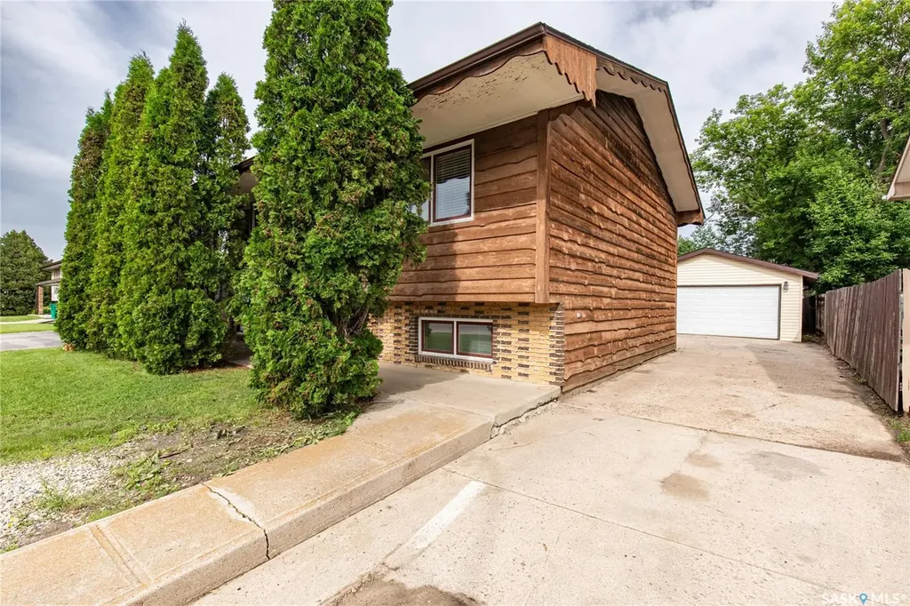 17 Blue Sage Drive Moose Jaw SK S6J 1A5