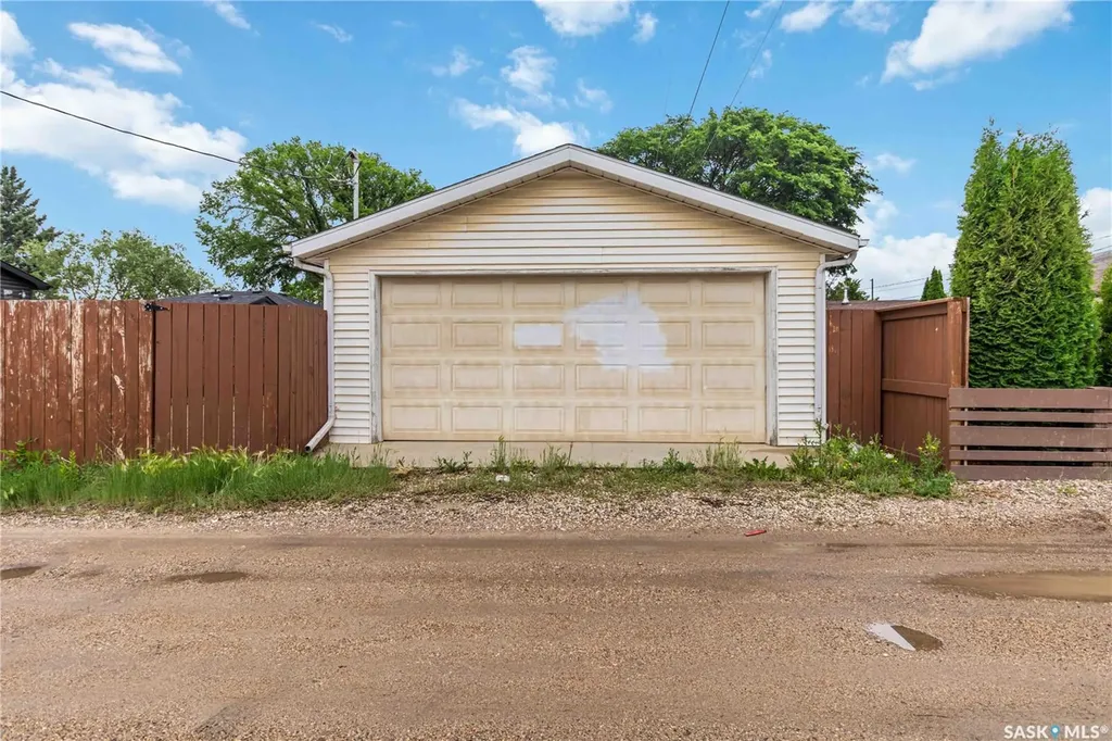 513 W Avenue N Saskatoon SK S7L 3H2