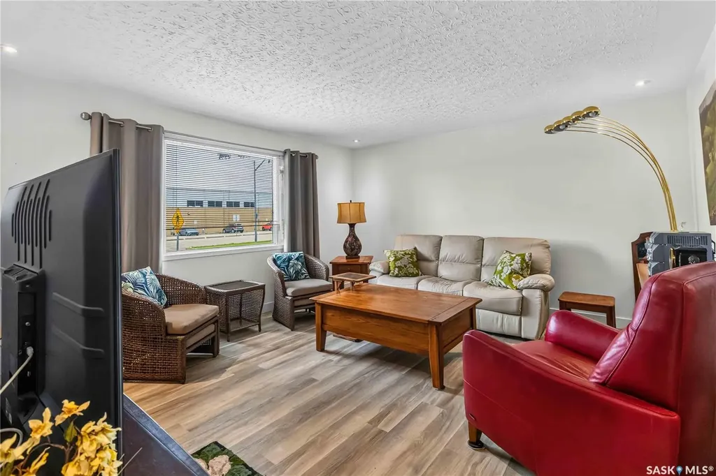 513 W Avenue N Saskatoon SK S7L 3H2