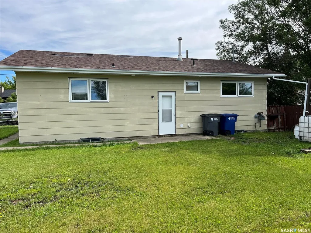 2 6th Street Willow Bunch SK S0H 4K0