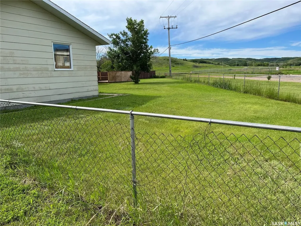 2 6th Street Willow Bunch SK S0H 4K0