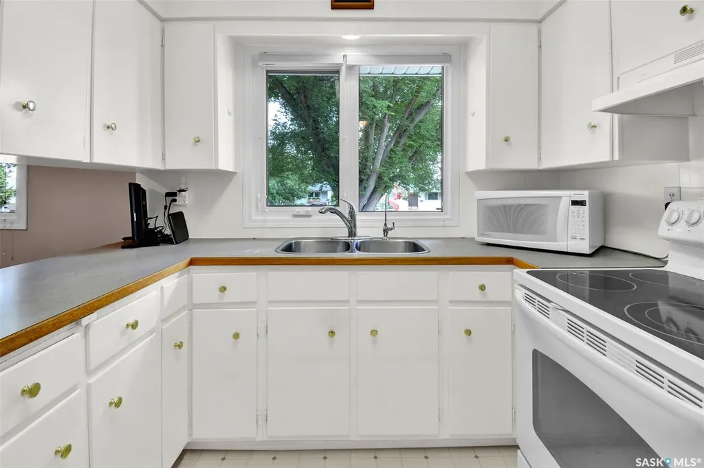1721 Empire Avenue Saskatoon SK S7K 3E9