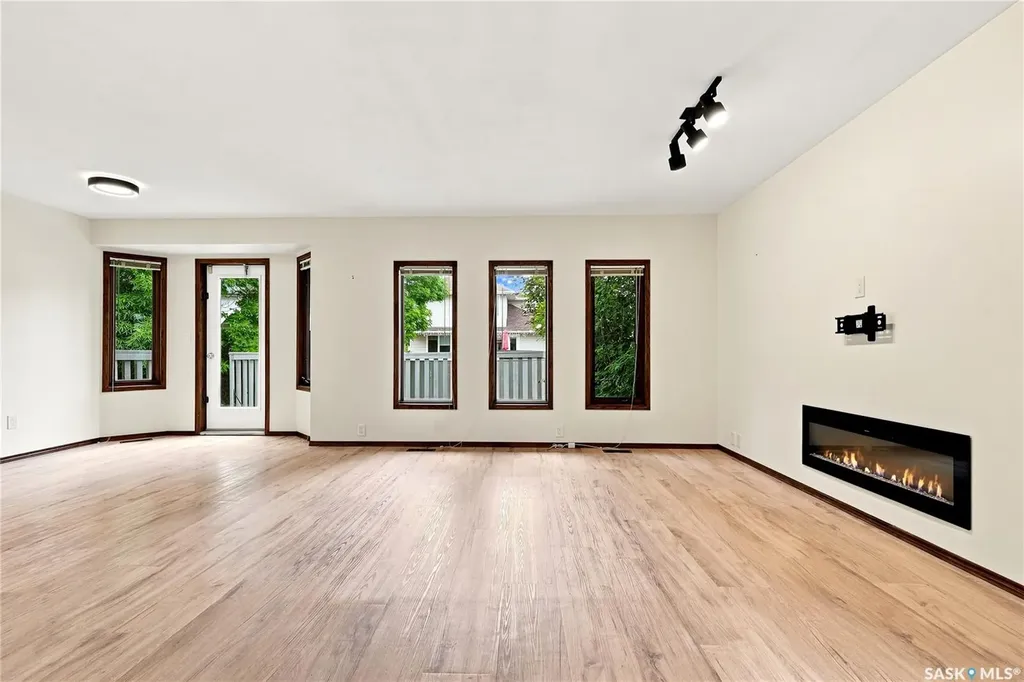 539 Emmeline Key Saskatoon SK S7J 5G8