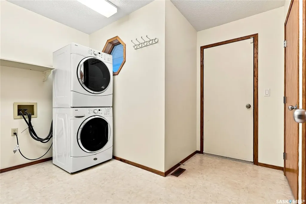 539 Emmeline Key Saskatoon SK S7J 5G8