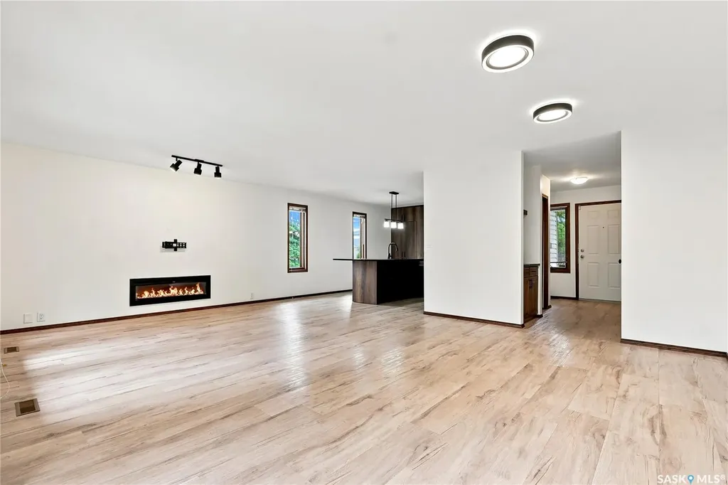 539 Emmeline Key Saskatoon SK S7J 5G8