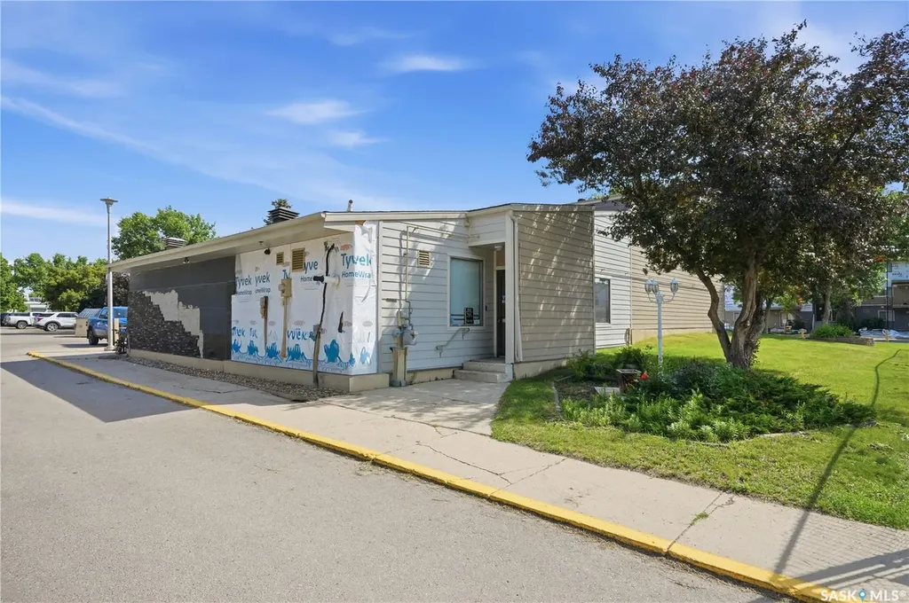 1121 Mckercher Drive Saskatoon SK S7H 5K9