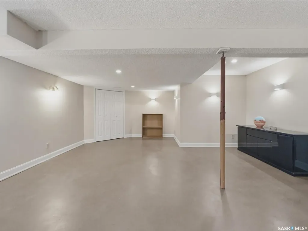 442 Anglin Court Saskatoon SK S7J 5G1