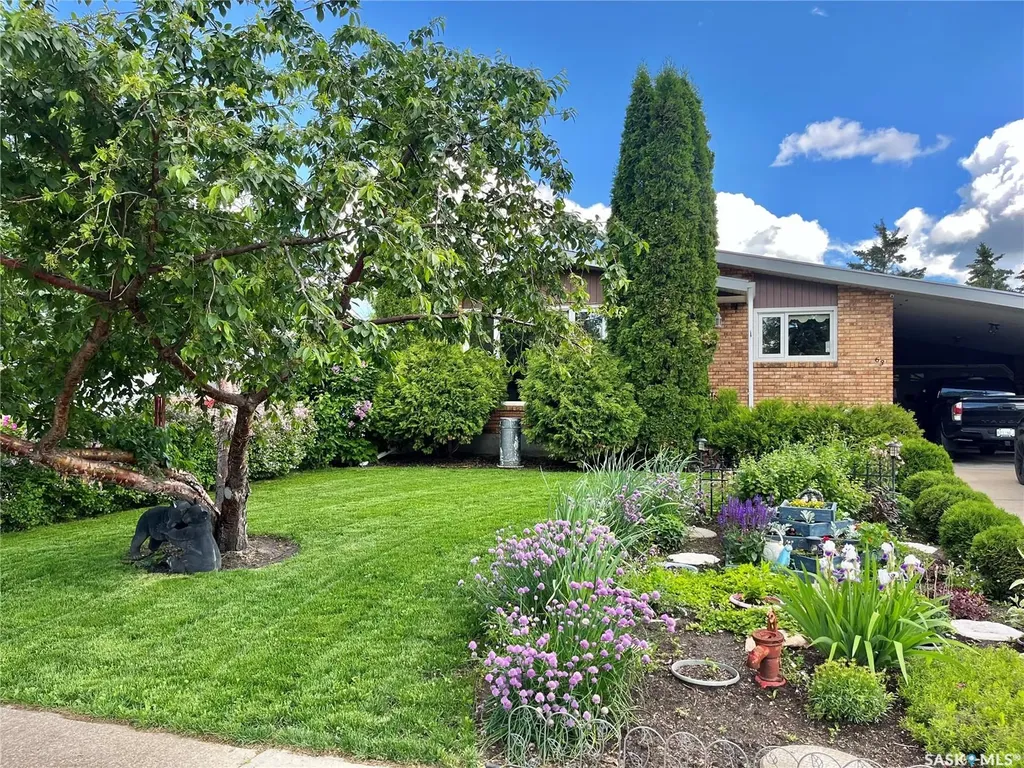 63 Clarewood Crescent Yorkton SK S3N 2V8