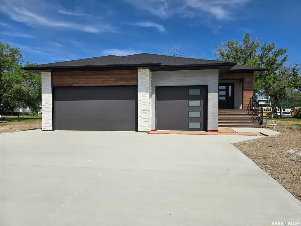 44 Kenney Crescent Weyburn SK S4H 1L3