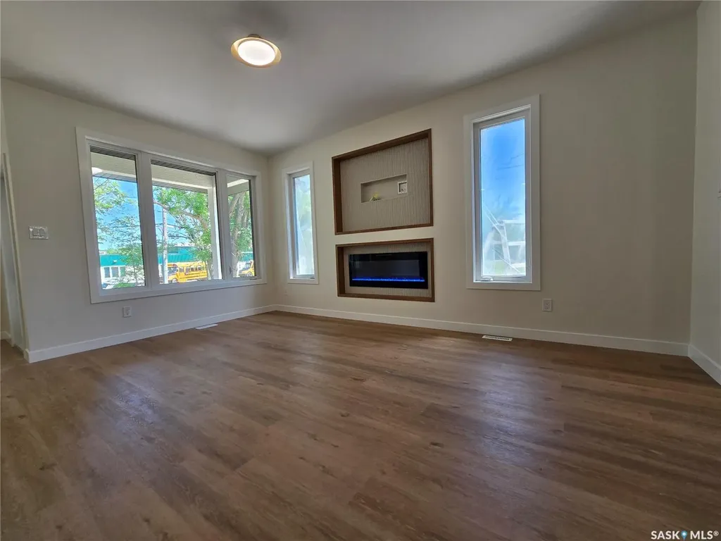 44 Kenney Crescent Weyburn SK S4H 1L3