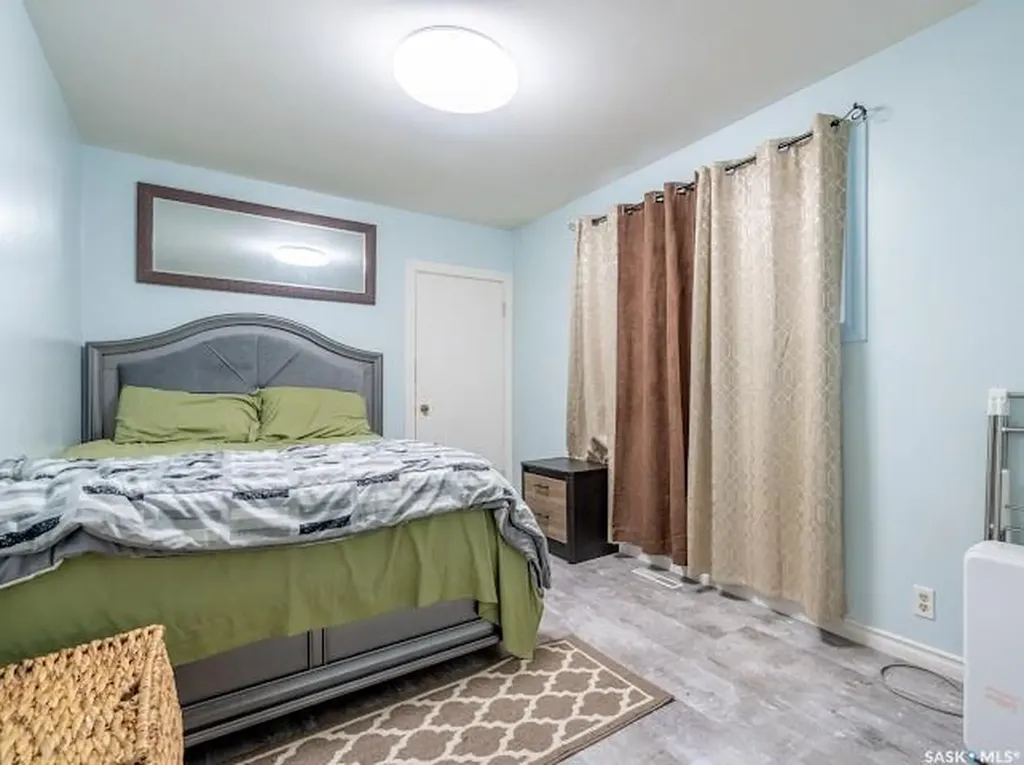 1827 Quebec Street Regina SK S4P 1J6