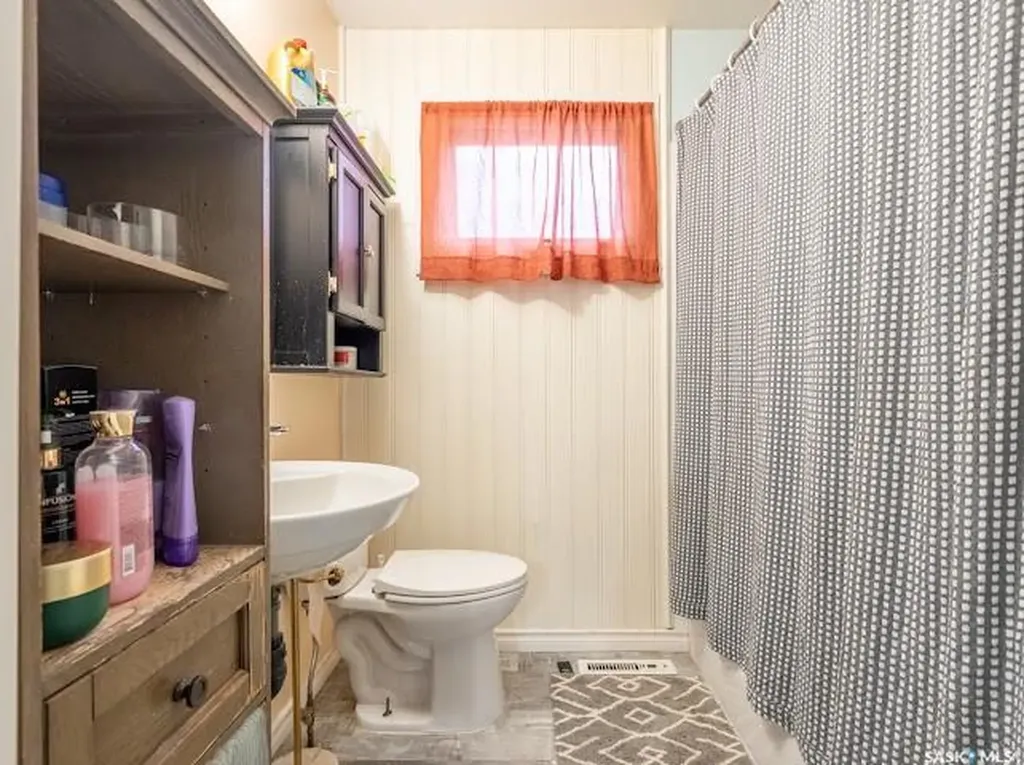 1827 Quebec Street Regina SK S4P 1J6