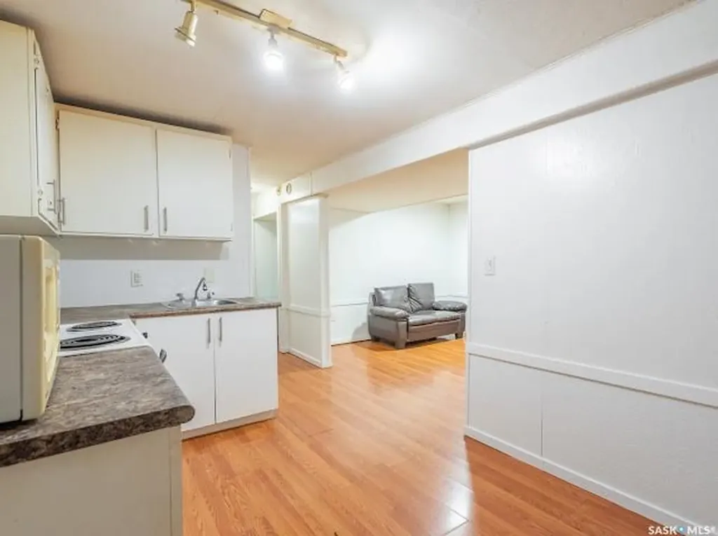 1827 Quebec Street Regina SK S4P 1J6