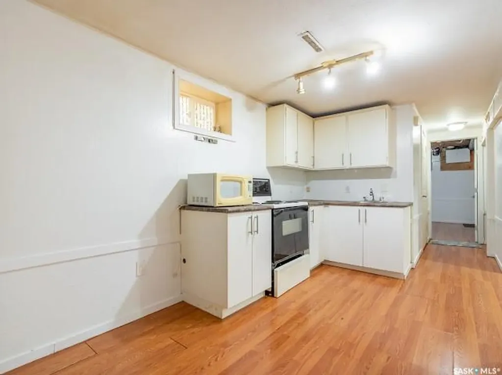 1827 Quebec Street Regina SK S4P 1J6