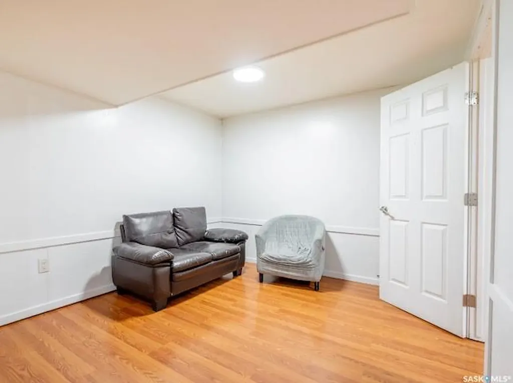 1827 Quebec Street Regina SK S4P 1J6