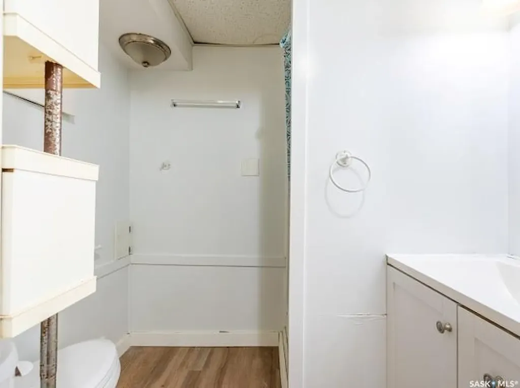 1827 Quebec Street Regina SK S4P 1J6