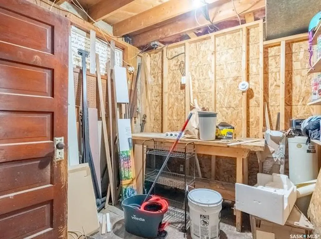 1827 Quebec Street Regina SK S4P 1J6