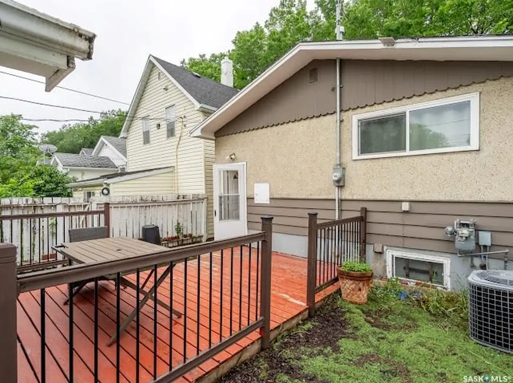 1827 Quebec Street Regina SK S4P 1J6