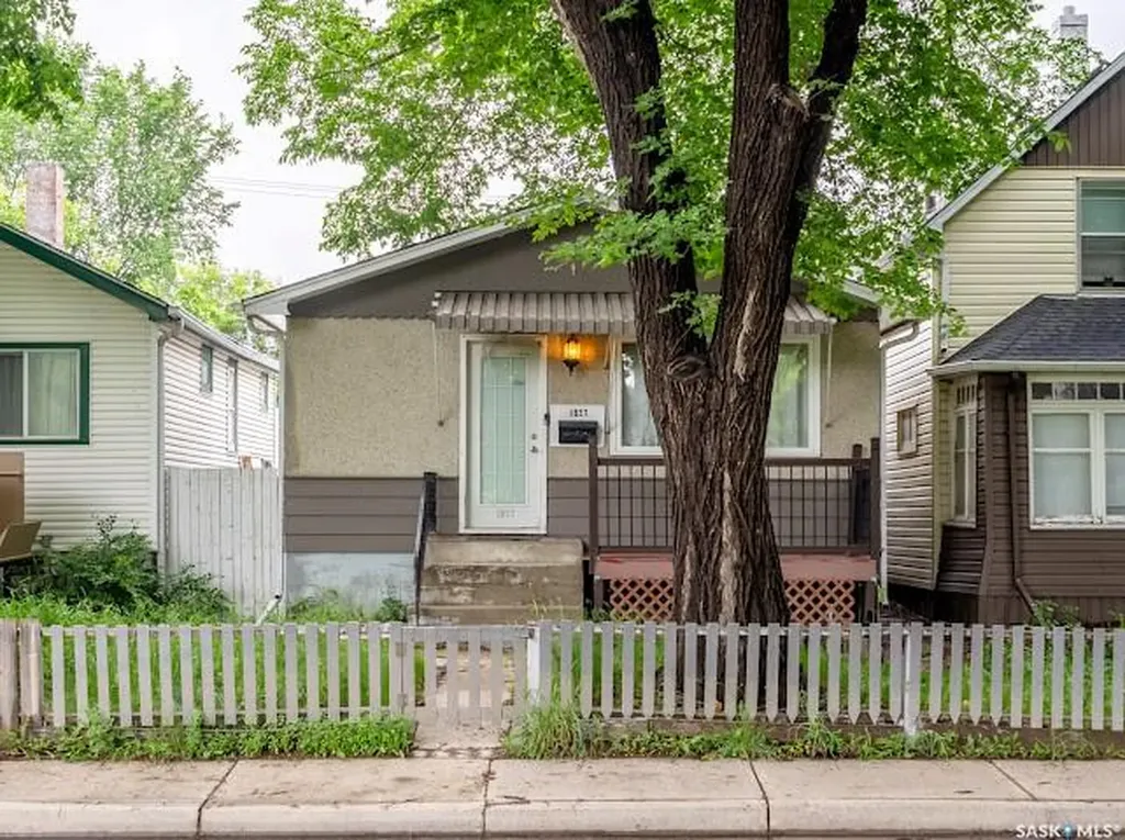 1827 Quebec Street Regina SK S4P 1J6