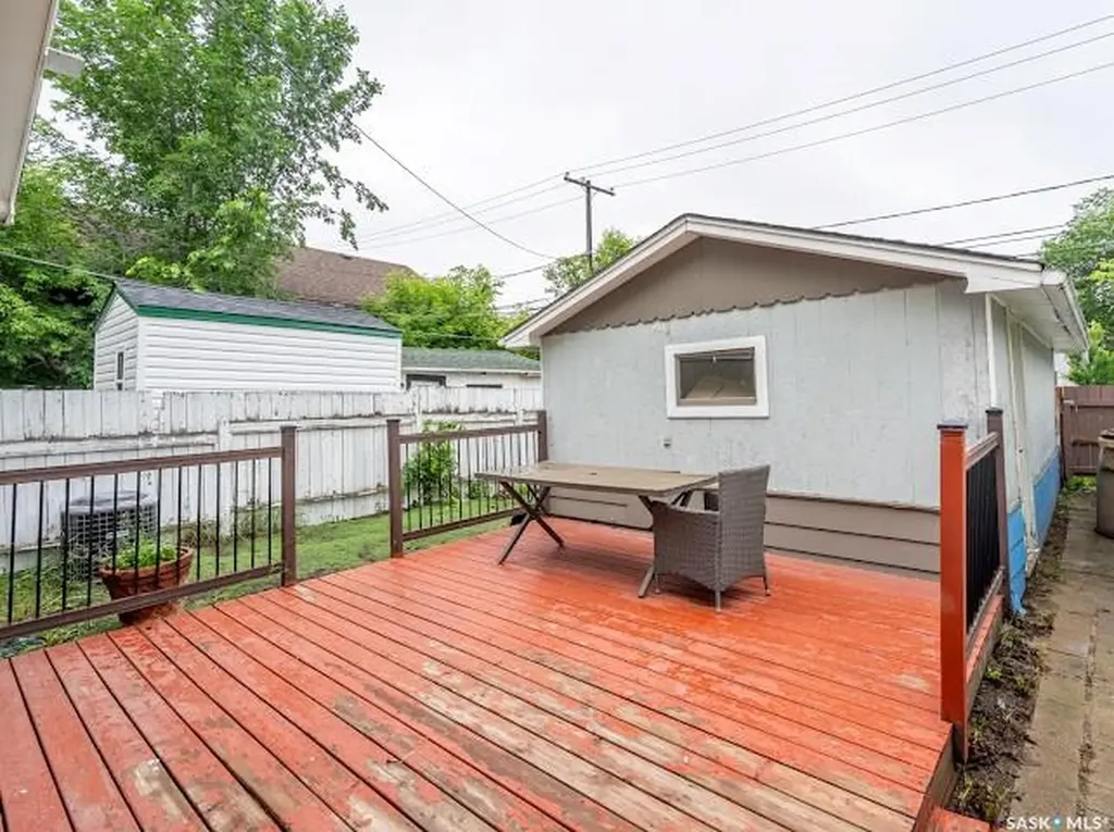 1827 Quebec Street Regina SK S4P 1J6