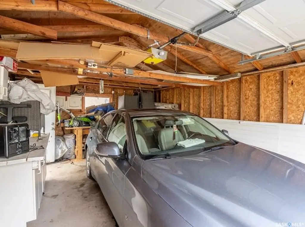 1827 Quebec Street Regina SK S4P 1J6
