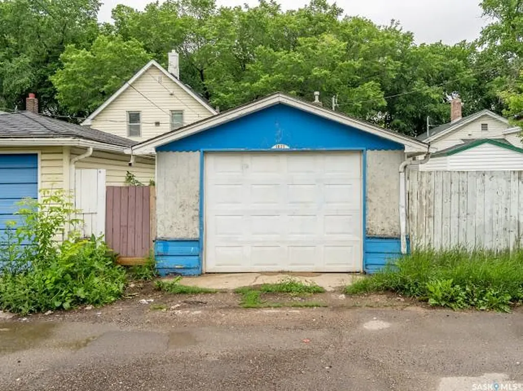 1827 Quebec Street Regina SK S4P 1J6