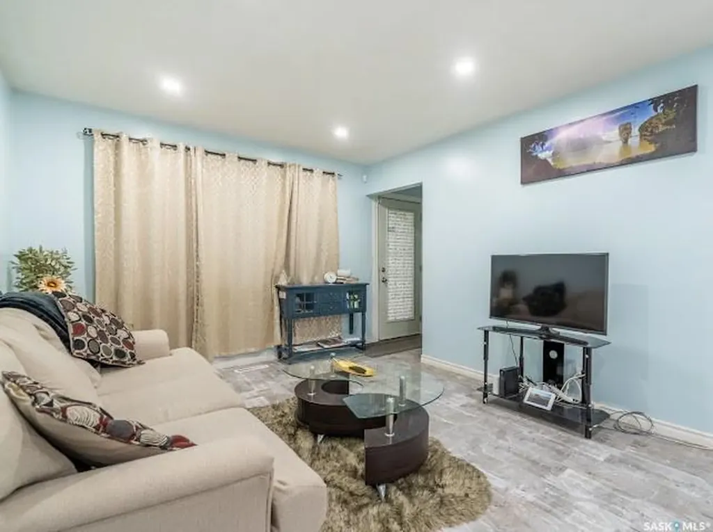 1827 Quebec Street Regina SK S4P 1J6