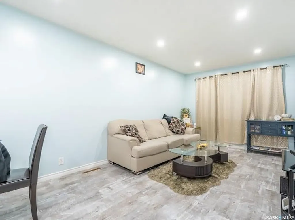 1827 Quebec Street Regina SK S4P 1J6