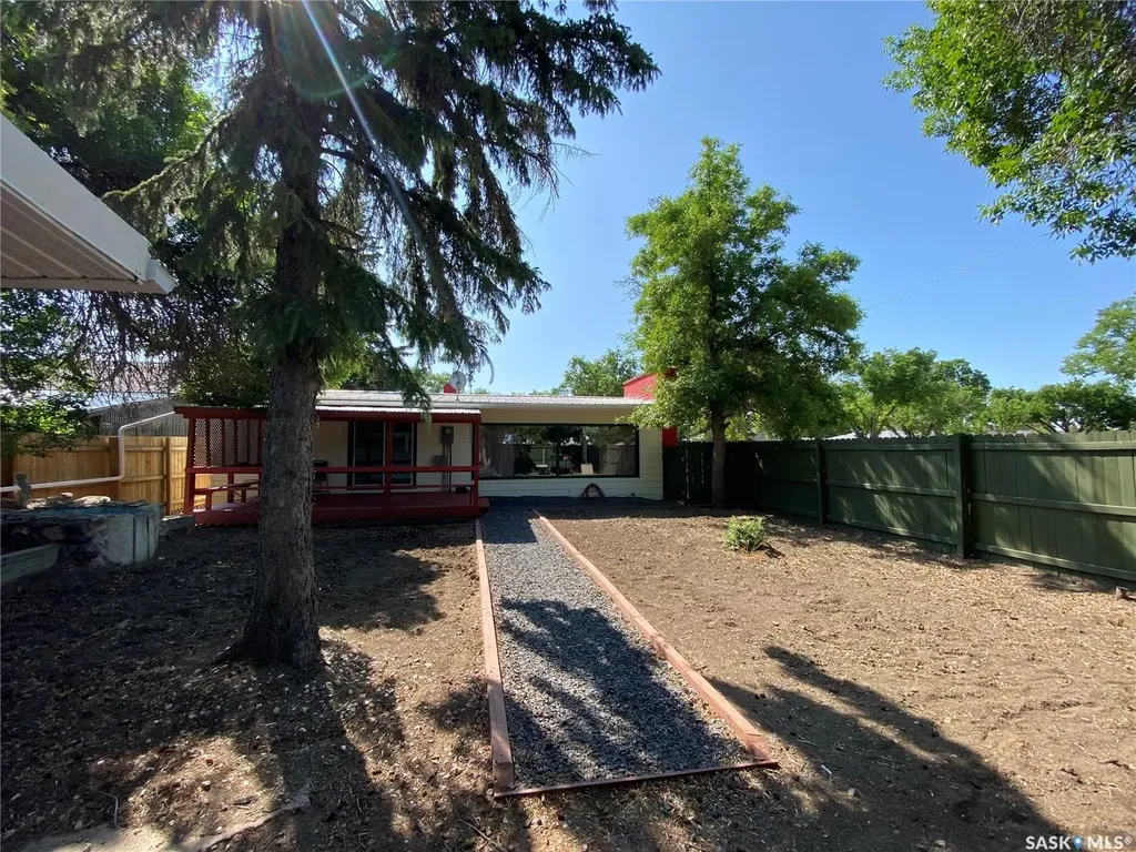 318 5th Avenue W Kindersley SK S0L 1S0