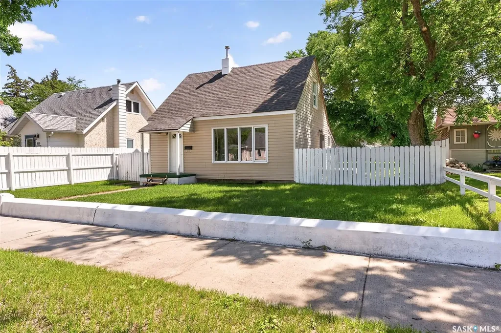 805 Athabasca Street E Moose Jaw SK S6H 0M6