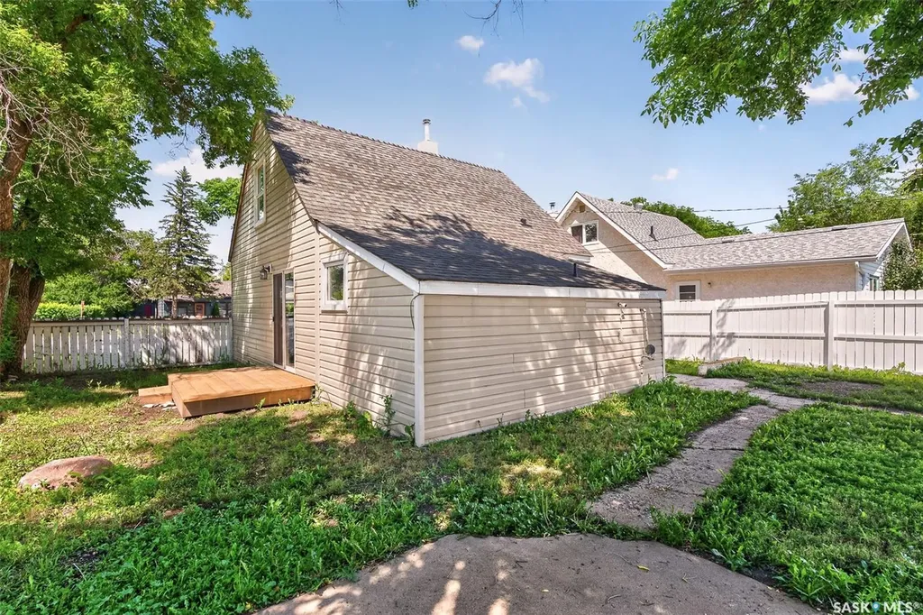 805 Athabasca Street E Moose Jaw SK S6H 0M6