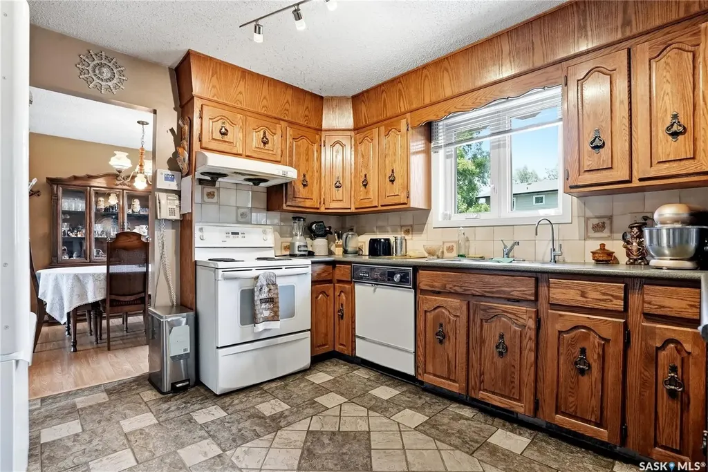 131 Keeley Crescent Saskatoon SK S7J 4B3