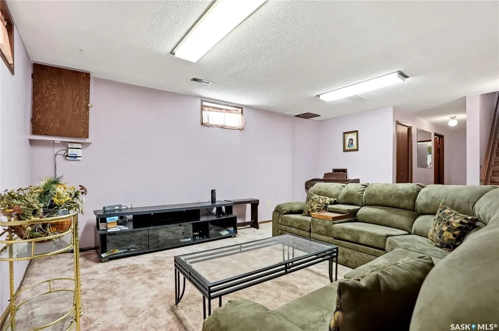 131 Keeley Crescent Saskatoon SK S7J 4B3