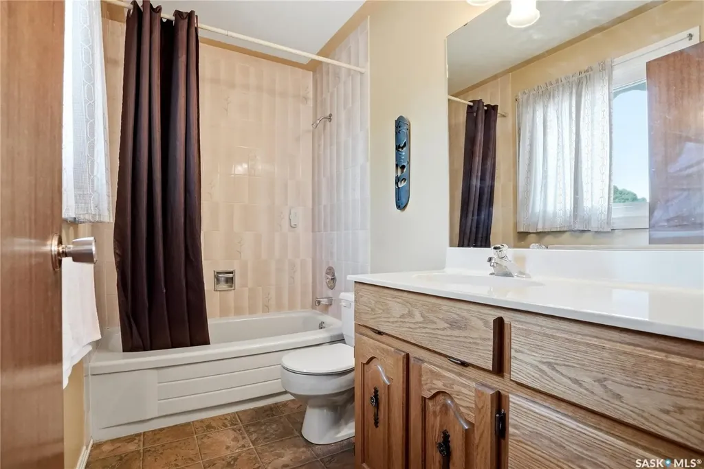 131 Keeley Crescent Saskatoon SK S7J 4B3