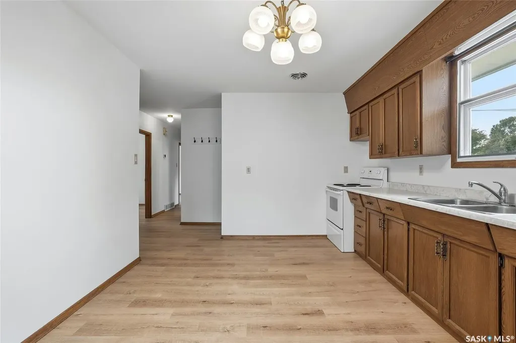 1704 Preston Avenue S Saskatoon SK S7H 2V8