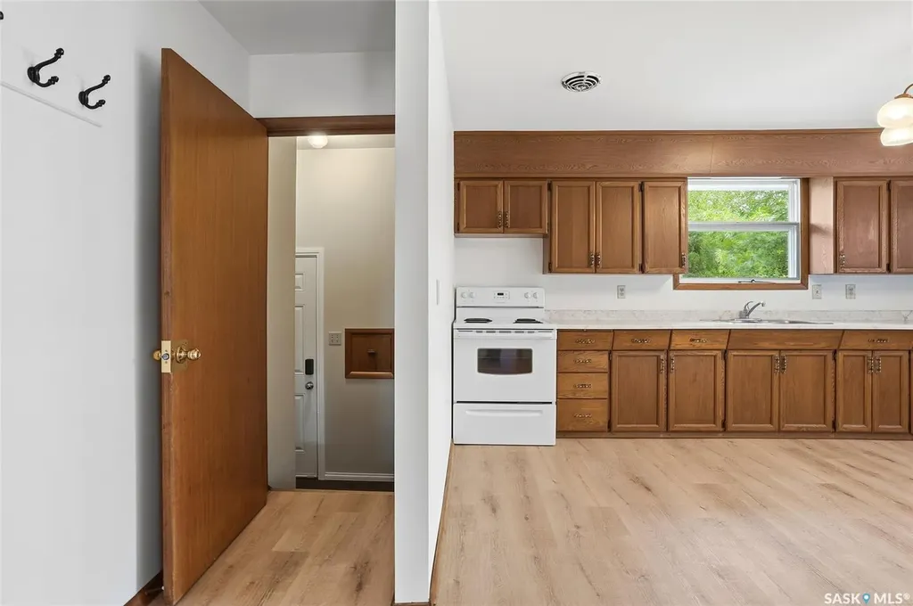 1704 Preston Avenue S Saskatoon SK S7H 2V8