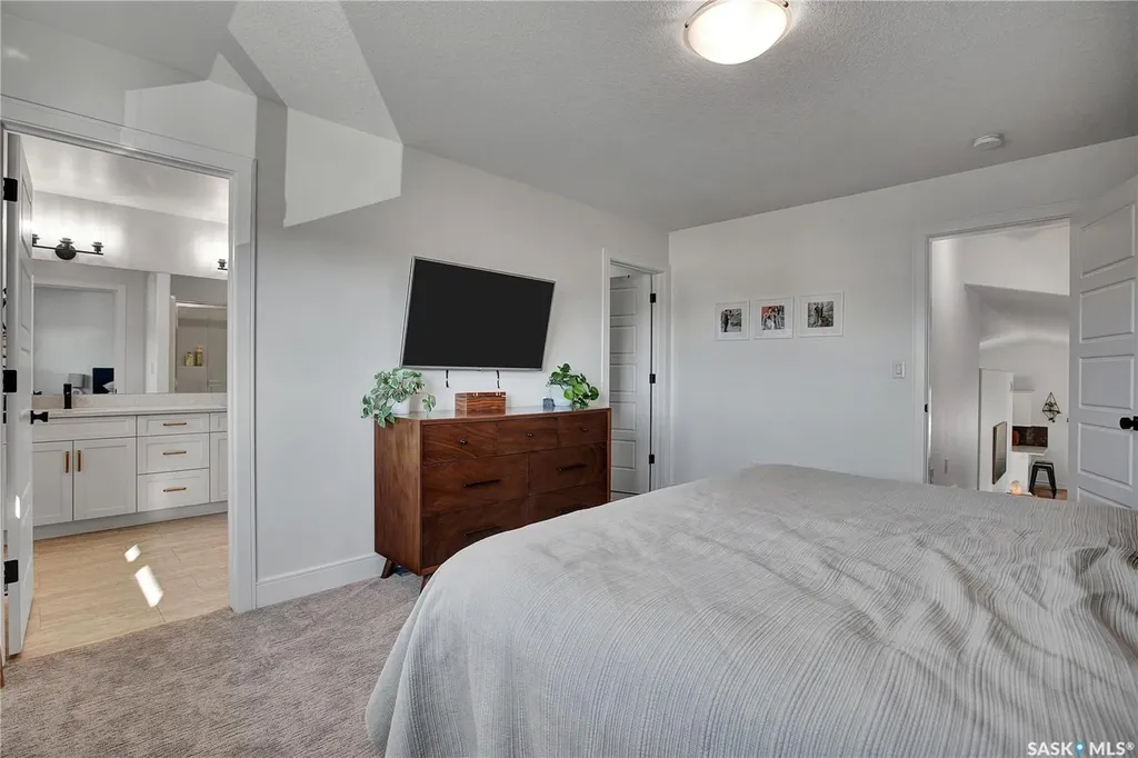 655 Kolynchuk Court Saskatoon SK S7T 0W2